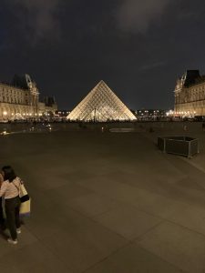Photo des pyramides du Louvre de nuit prise par Marjorie ECLAR