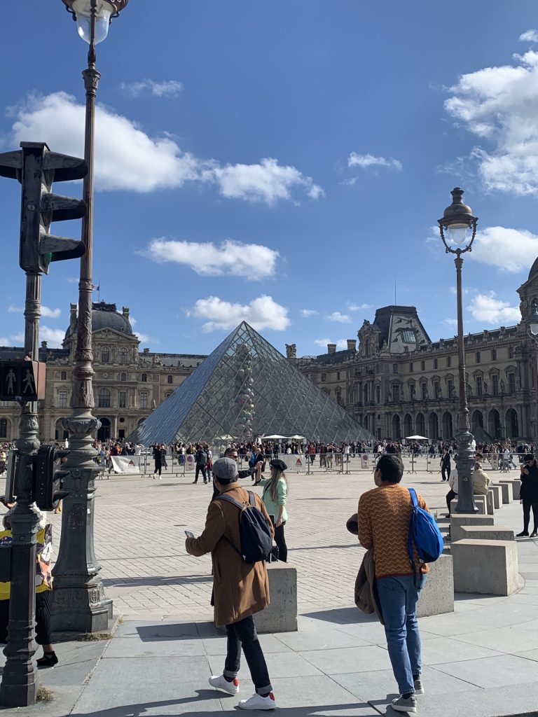 Photo de l'esplanade du Louvre prise par Marjorie Eclar.
