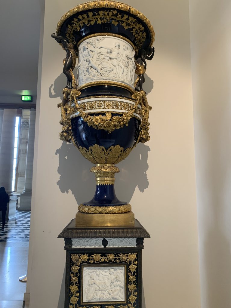 Grand vase de la galerie de Diane au château de Saint-Cloud (1783-1840), exposé au Louvre, Paris © Marjorie Eclar