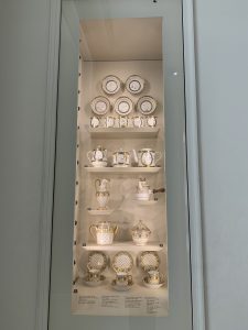 Service à thé en porcelaine, exposé au Louvre, Paris © Marjorie Eclar
