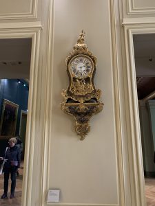 Cartel Marqueterie Boule (Cartel à fond de laiton incrusté de corne de différentes couleurs Louis XV), exposé au Louvre, Paris © Marjorie Eclar