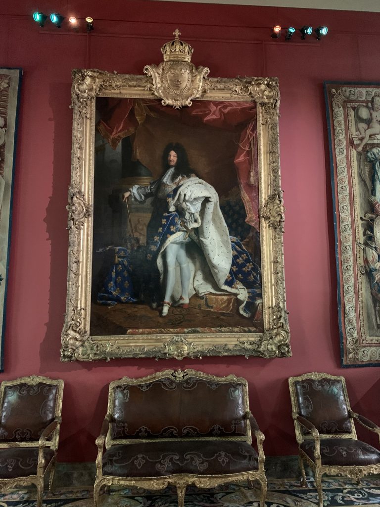 Portrait de Louis XIV en costume de sacre par Hyacinthe Rigaud, exposé au Louvre, Paris © Marjorie Eclar