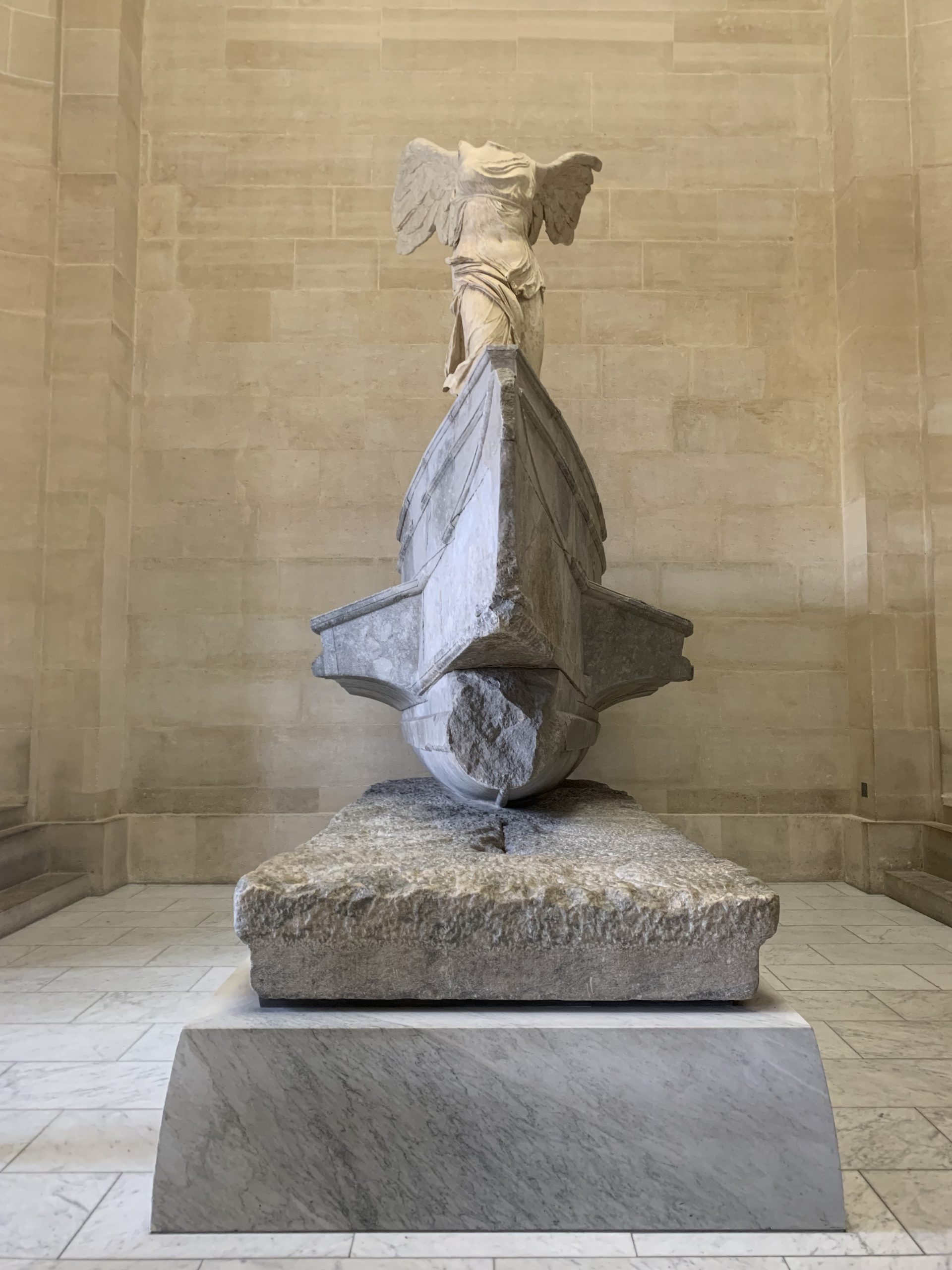 La Victoire de Samothrace, exposée au Louvre, Paris © Marjorie Eclar