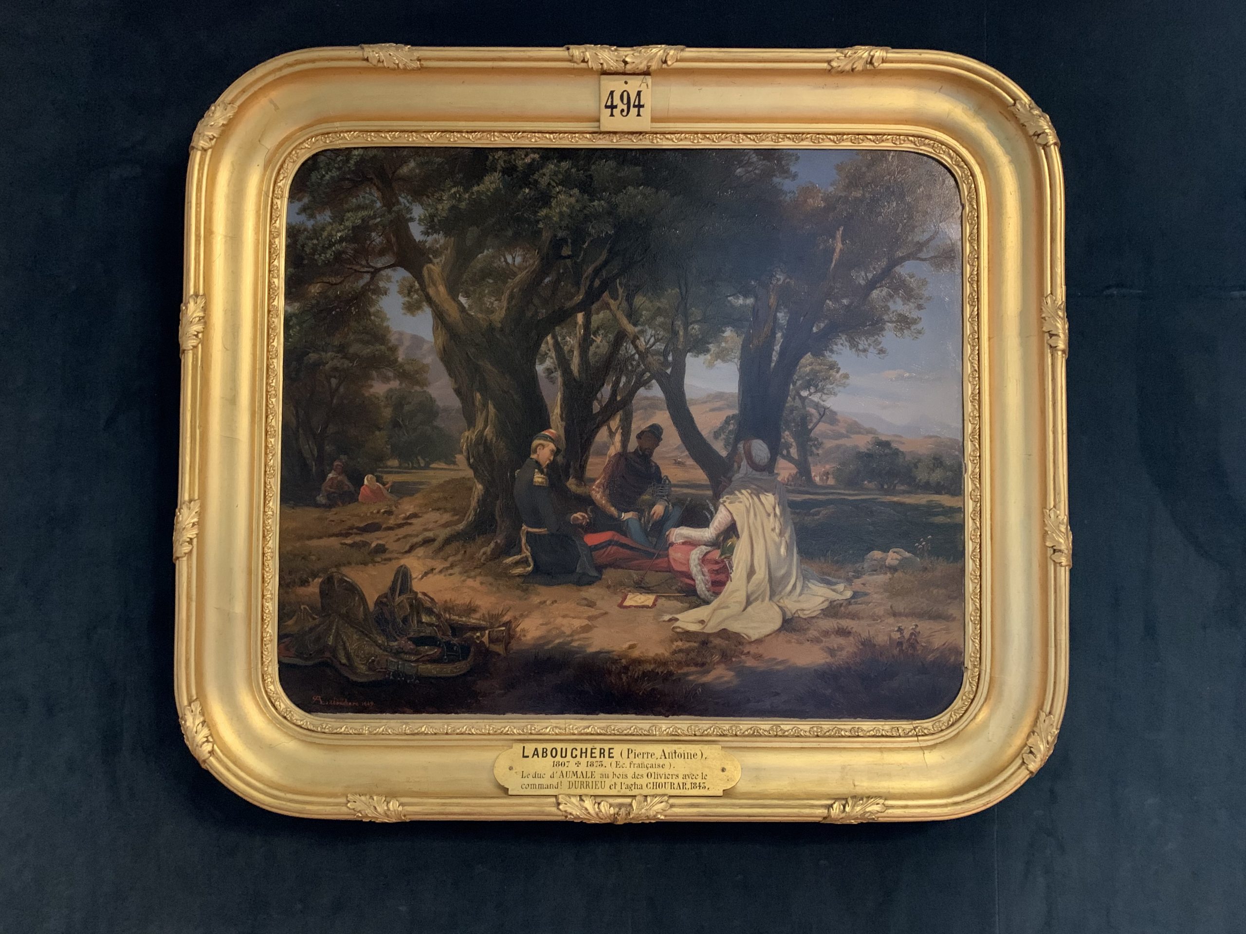 Le duc d'Aumale assis au Bois des Oliviers avec le commandant Durrieu et l'Agha Chourar Par Pierre-Antoine LABOUCHERE, exposé au Château de Chantilly © Marjorie Eclar