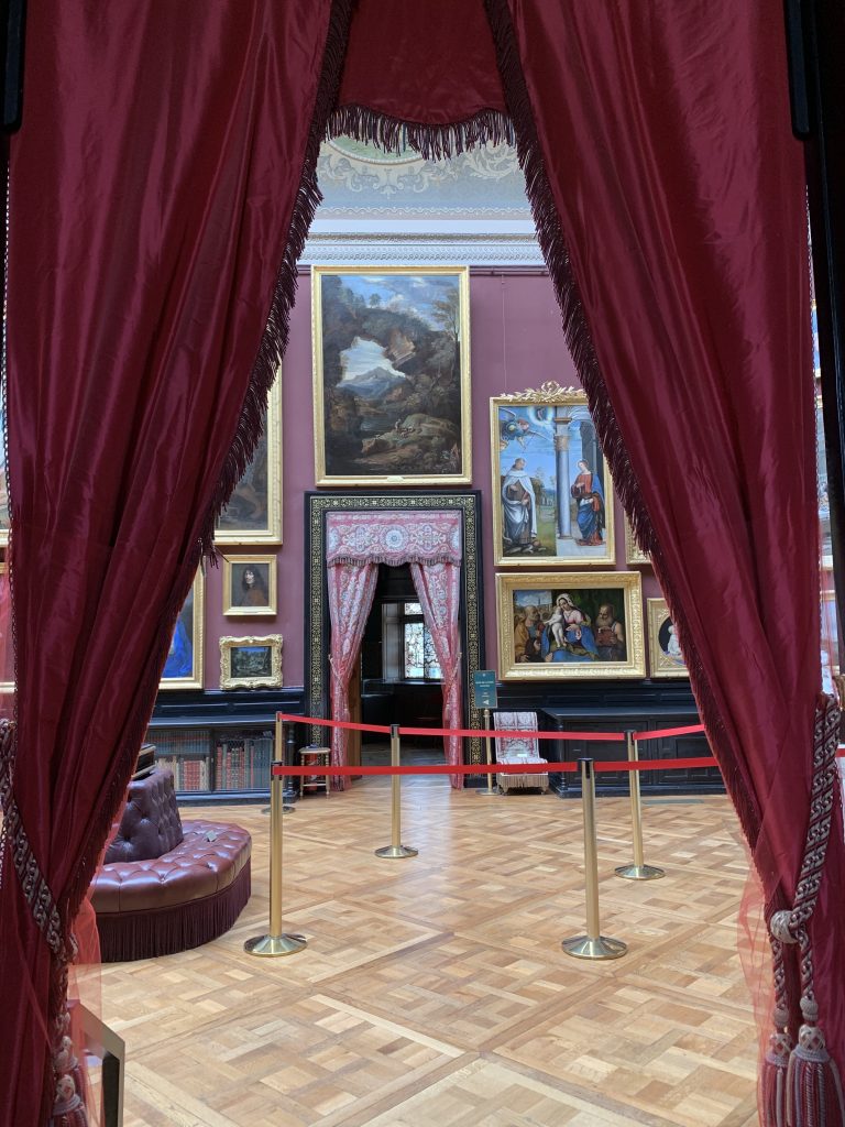 Entrée de la galerie de peintures, Château de Chantilly © Marjorie Eclar