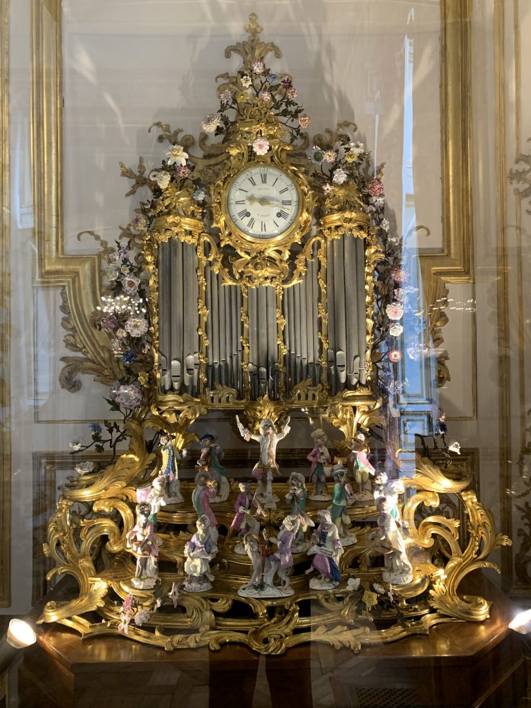 Pendule à orgues, exposée au Château de Chantilly © Marjorie Eclar.