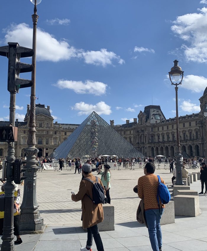 Photo de l'esplanade du Louvre prise par Marjorie Eclar.